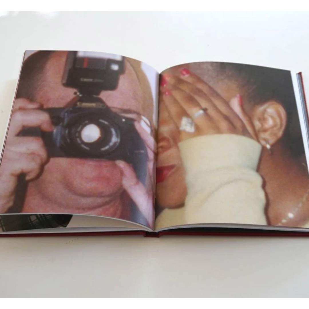 WOMAN WEARING RING SHIELDS FACE FROM FLASH di Odette England pubblicato da Skinnerboox