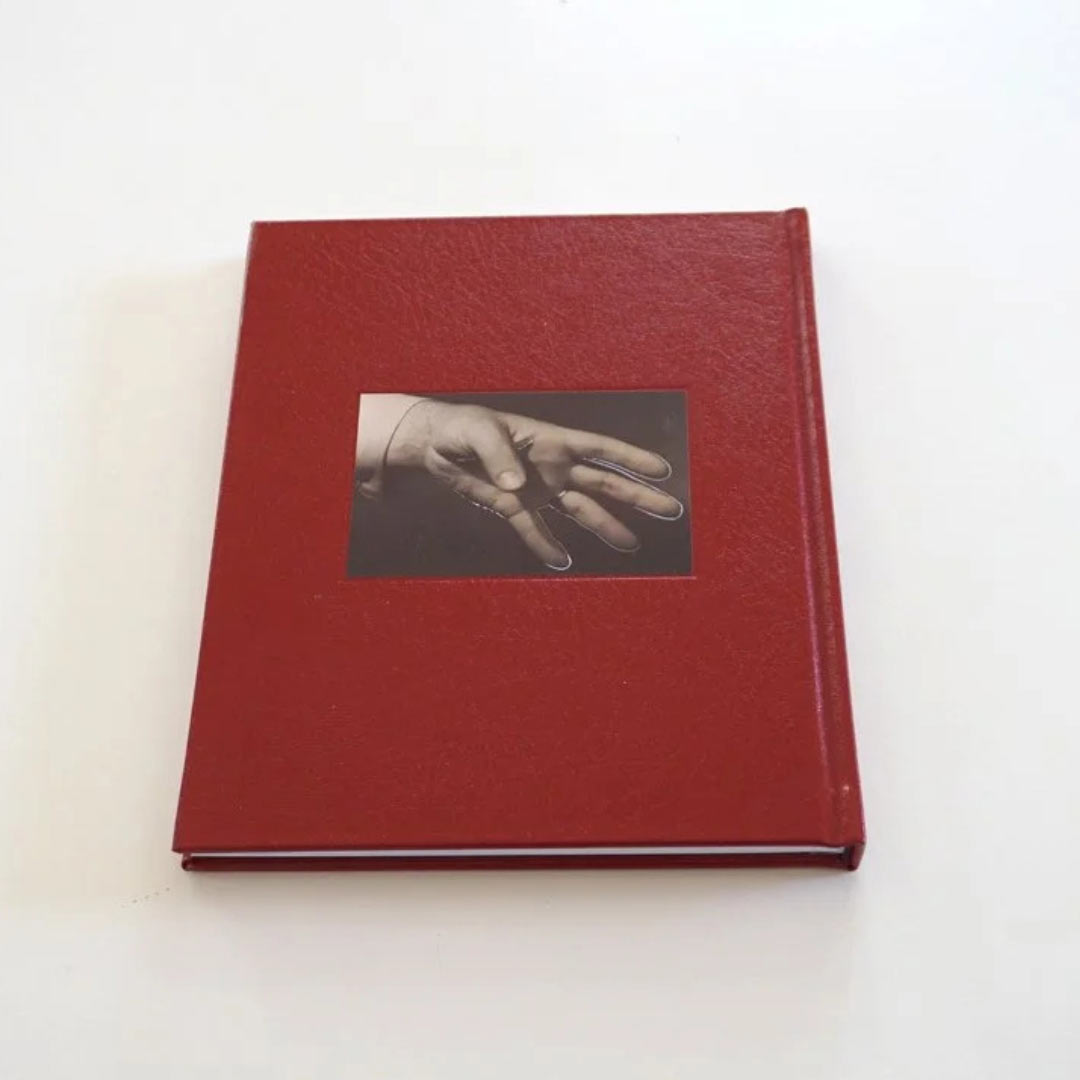 WOMAN WEARING RING SHIELDS FACE FROM FLASH di Odette England pubblicato da Skinnerboox