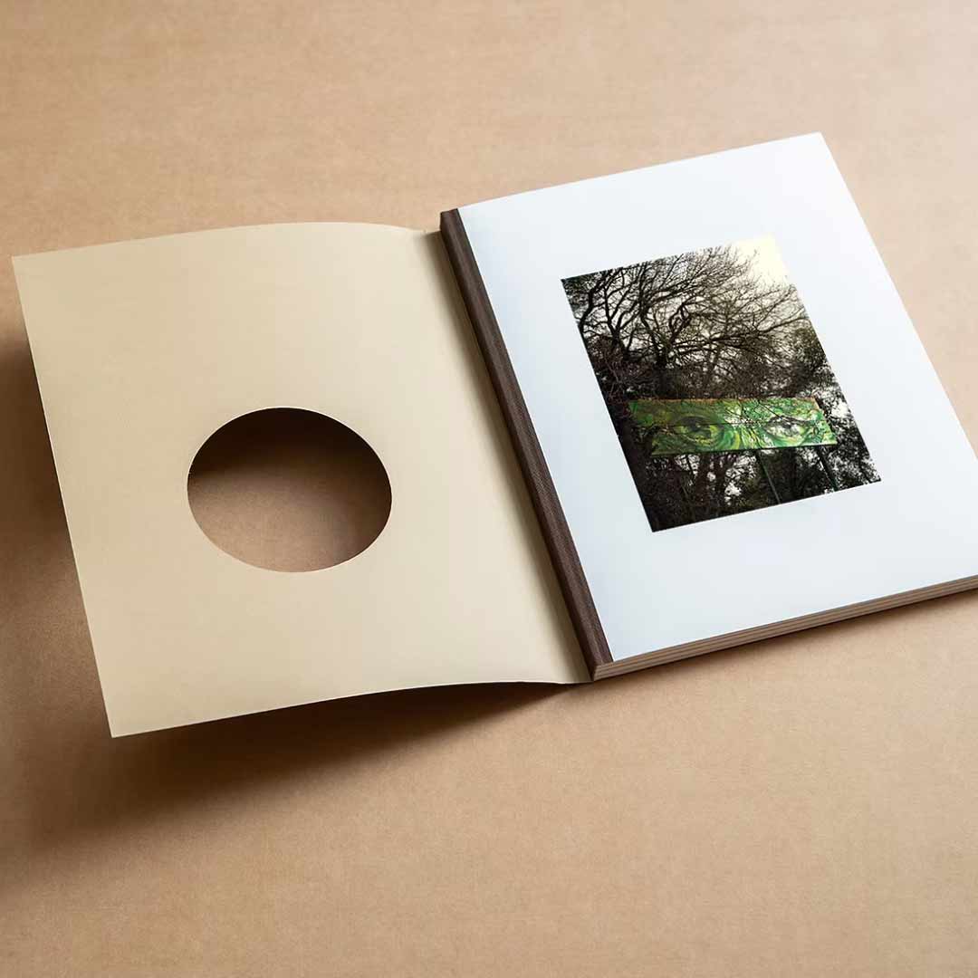 and into the forest i go di Alex Llovet edito da ediciones posibles